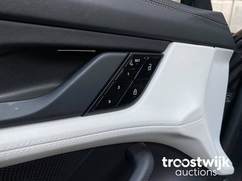 Porsche Taycan PERFORMANCE 84kWh Sport Chrono 381PS 2021 Herstellergarantie -Orig. NL-, L-982-RT