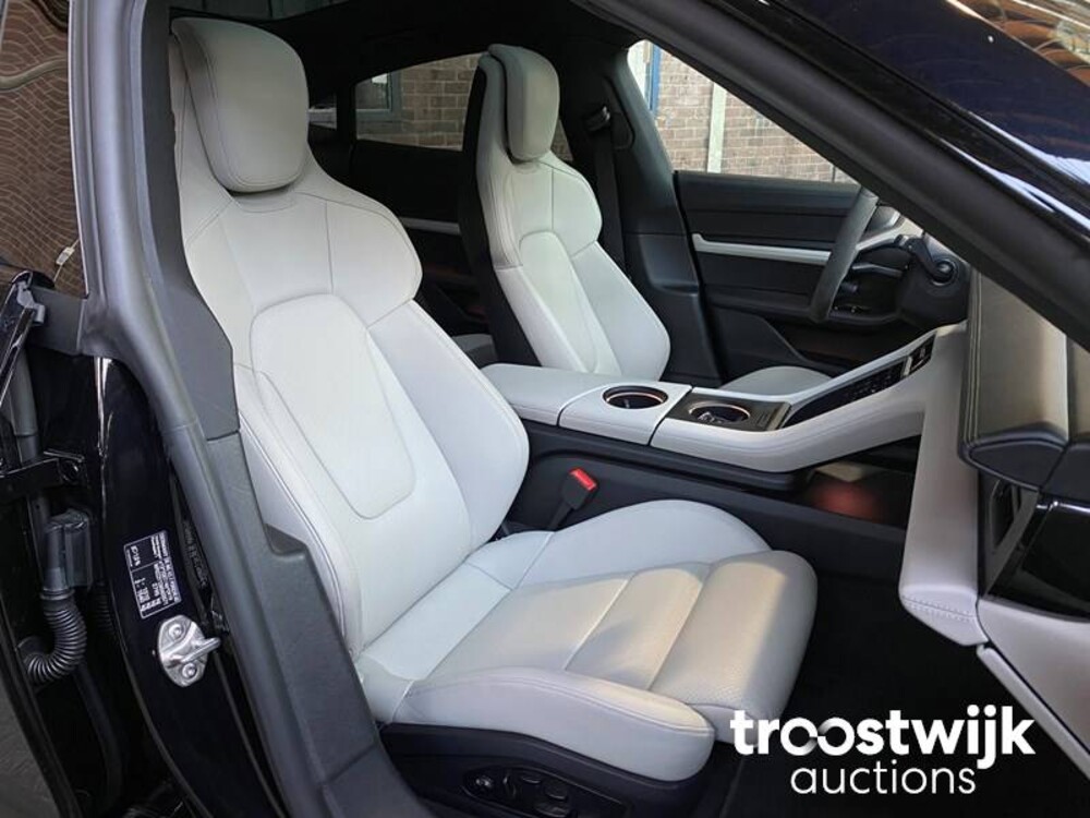 Porsche Taycan PERFORMANCE 84kWh Sport Chrono 381PS 2021 Herstellergarantie -Orig. NL-, L-982-RT