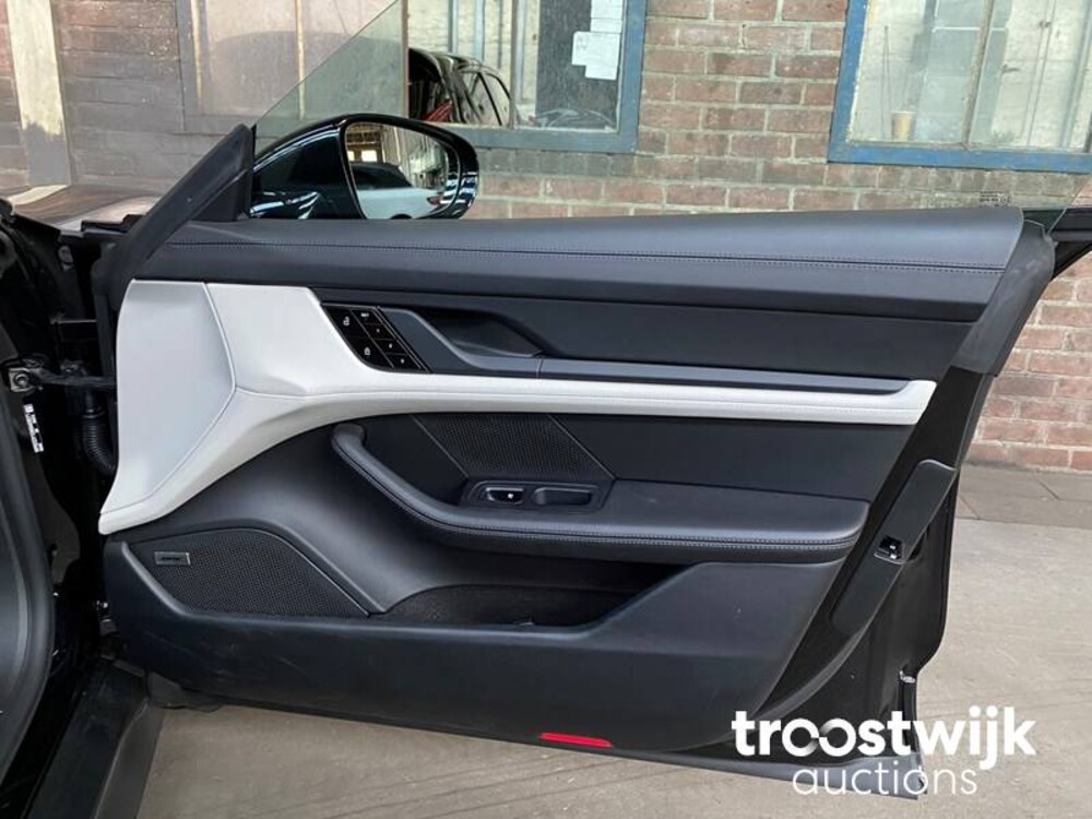 Porsche Taycan PERFORMANCE 84kWh Sport Chrono 381PS 2021 Herstellergarantie -Orig. NL-, L-982-RT