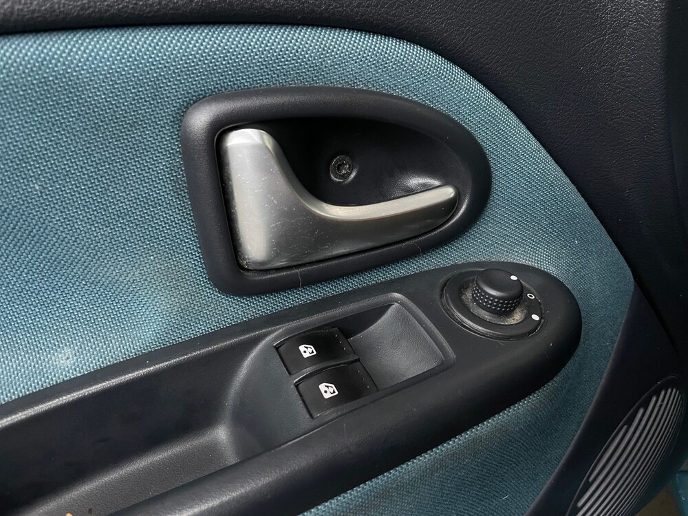 Renault Clio 1.2-16V 75pk 2004 -Orig. NL-, 98-PH-DZ