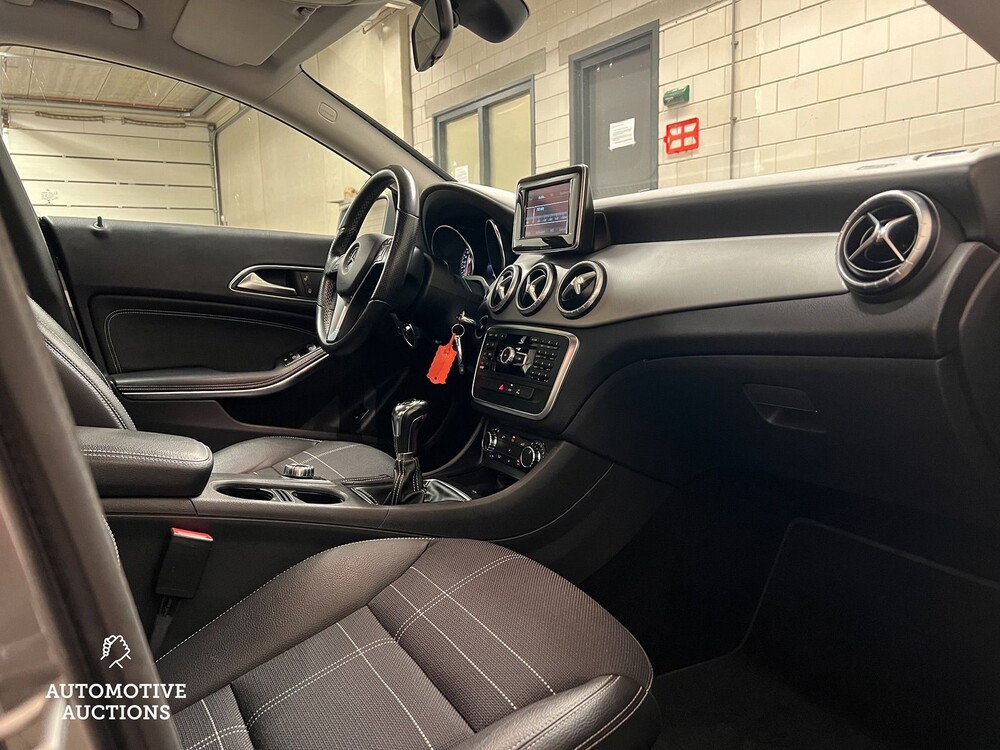 Mercedes-Benz CLA180 Ambition 122pk 2013 CLA-Klasse -Orig. NL-, 7-SNK-32