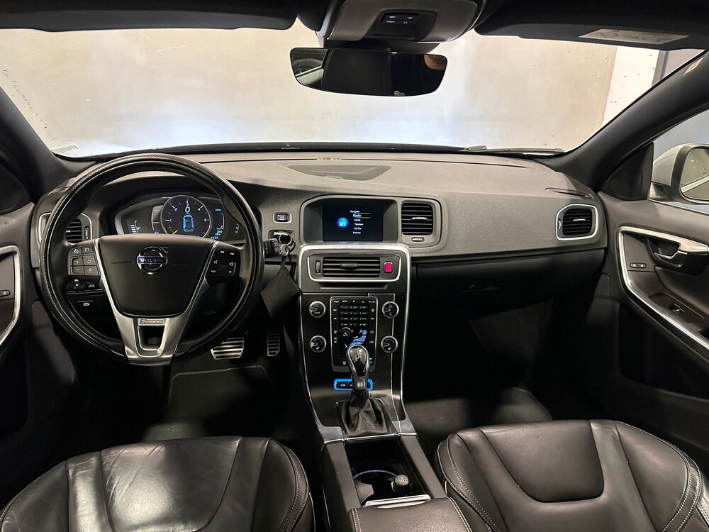 Volvo V60 R-Design 2.4 D6 Twin Engine 220pk 2015 -Orig. NL-, GJ-646-L