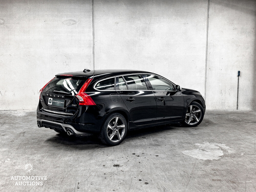 Volvo V60 R-Design 2.4 D6 Twin Engine 220pk 2015 -Orig. NL-, GJ-646-L