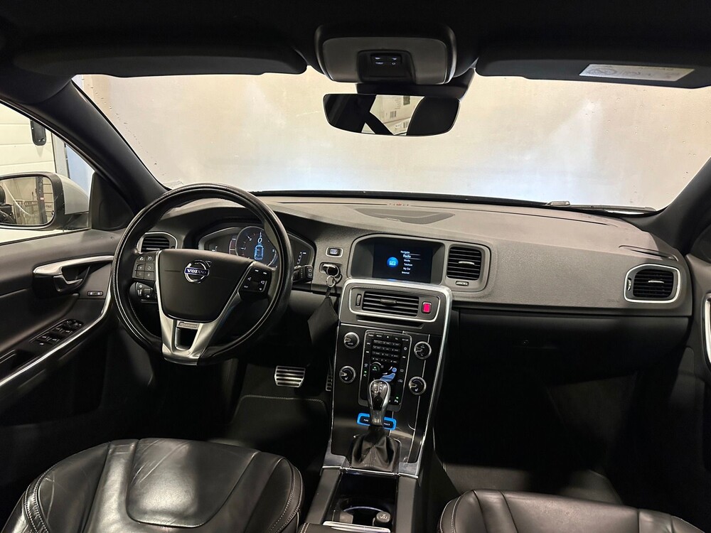 Volvo V60 R-Design 2.4 D6 Twin Engine 220pk 2015 -Orig. NL-, GJ-646-L