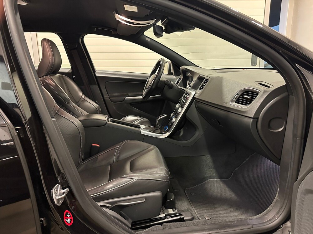 Volvo V60 R-Design 2.4 D6 Twin Engine 220pk 2015 -Orig. NL-, GJ-646-L