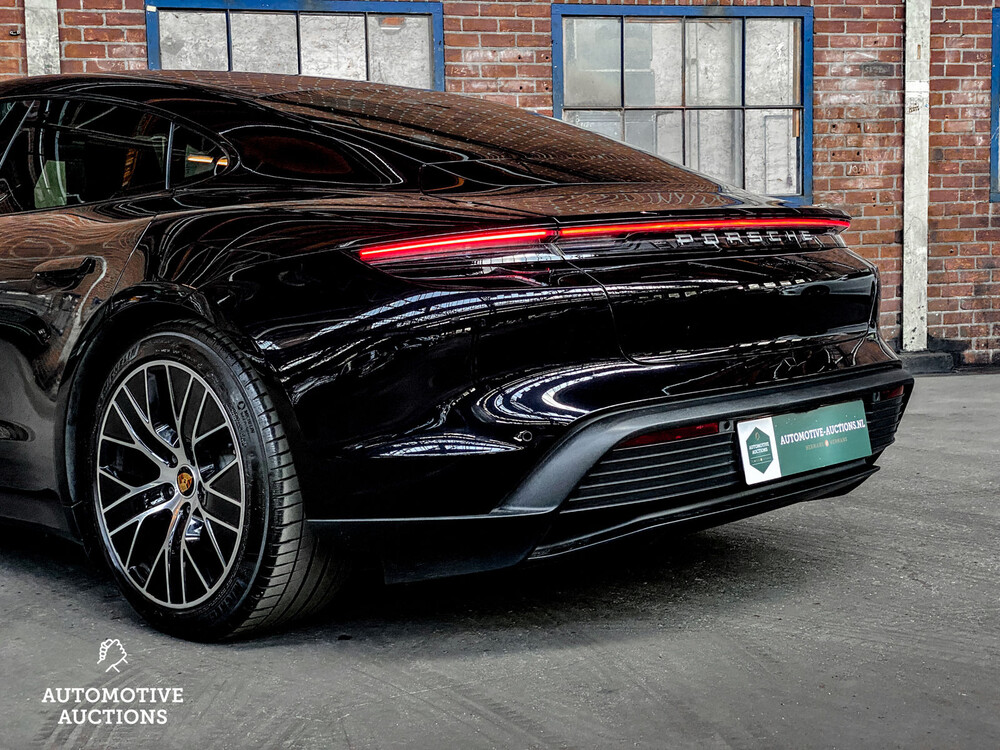 Porsche Taycan PERFORMANCE 84kWh Sport Chrono 381hp 2021 Manufacturer's Warranty -Orig. NL-, L-982-RT