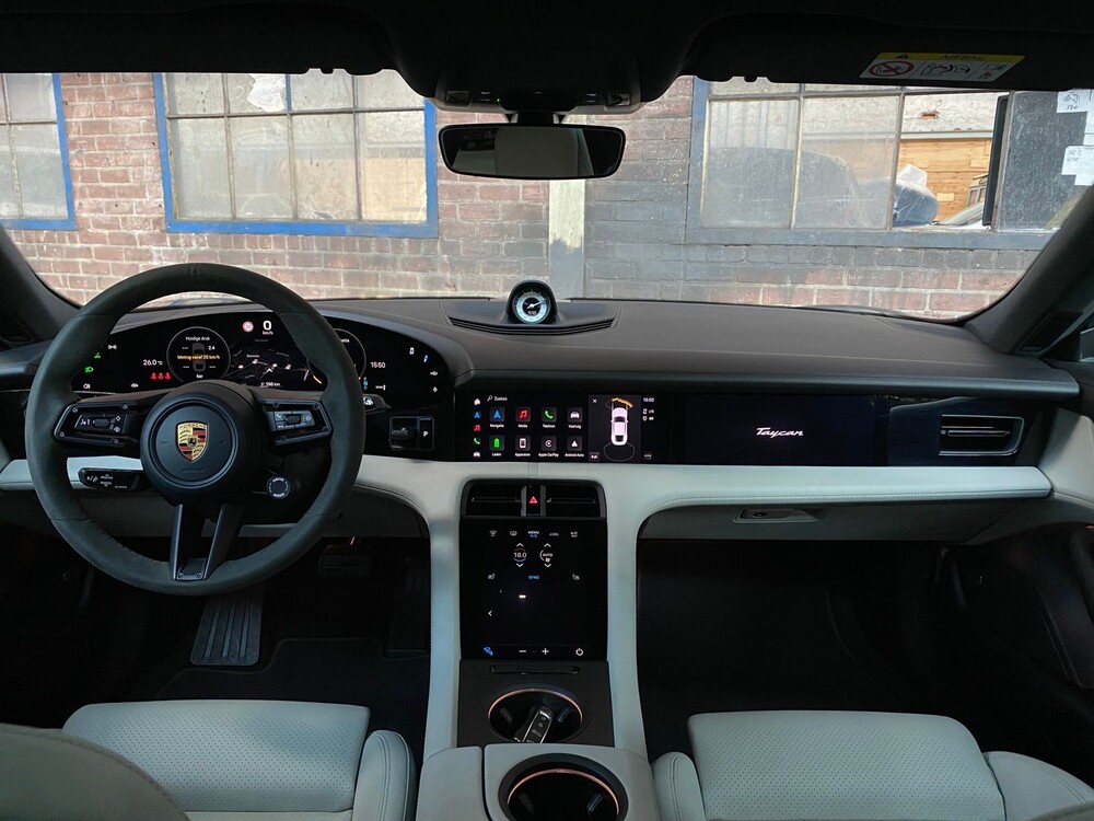 Porsche Taycan PERFORMANCE 84kWh Sport Chrono 381hp 2021 Manufacturer's Warranty -Orig. NL-, L-982-RT