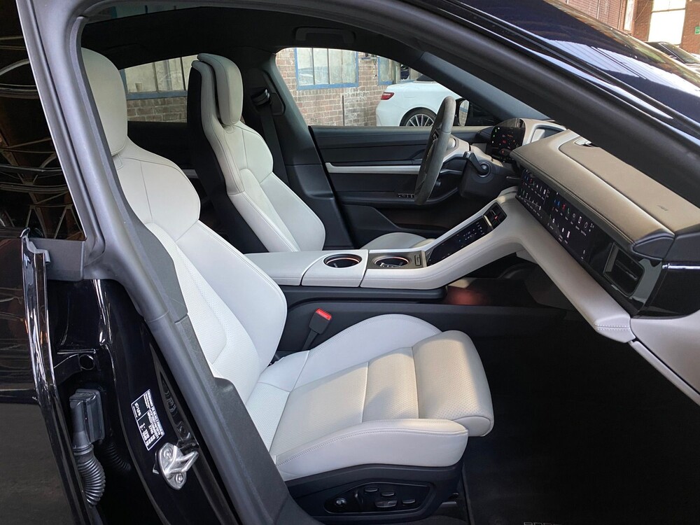 Porsche Taycan PERFORMANCE 84kWh Sport Chrono 381hp 2021 Manufacturer's Warranty -Orig. NL-, L-982-RT