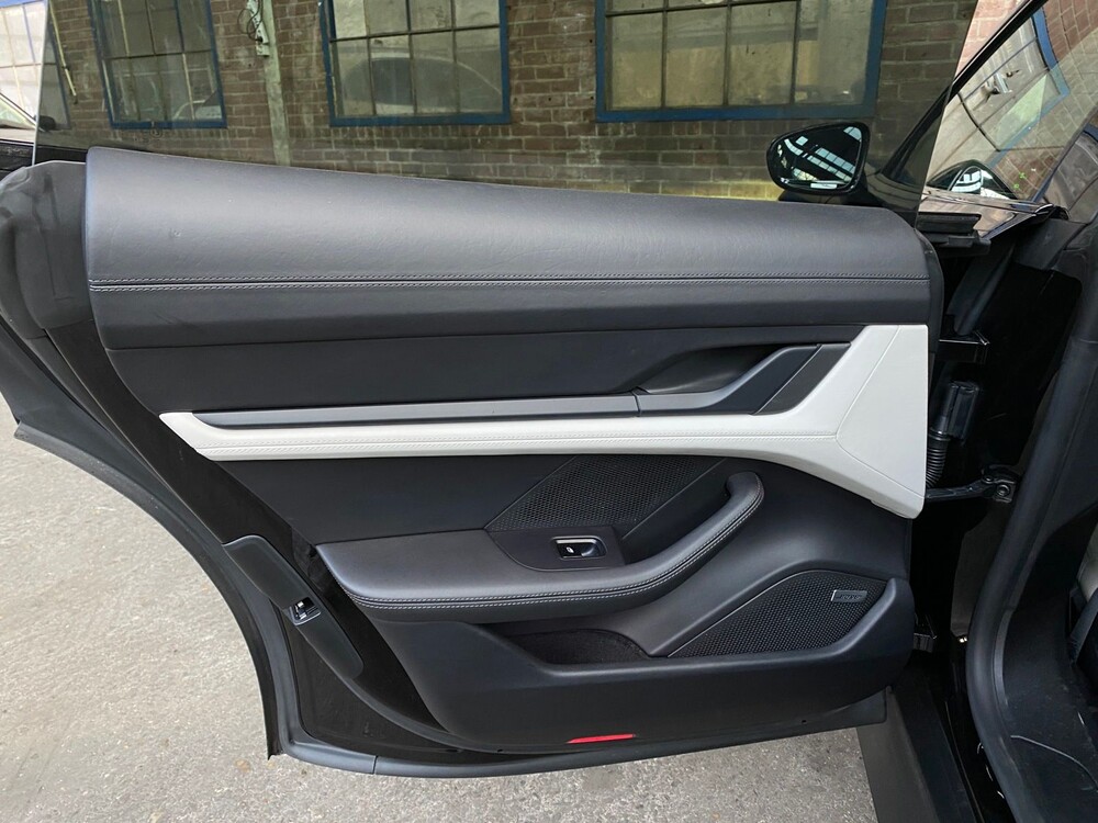 Porsche Taycan PERFORMANCE 84kWh Sport Chrono 381hp 2021 Manufacturer's Warranty -Orig. NL-, L-982-RT