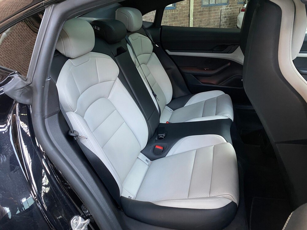 Porsche Taycan PERFORMANCE 84kWh Sport Chrono 381hp 2021 Manufacturer's Warranty -Orig. NL-, L-982-RT