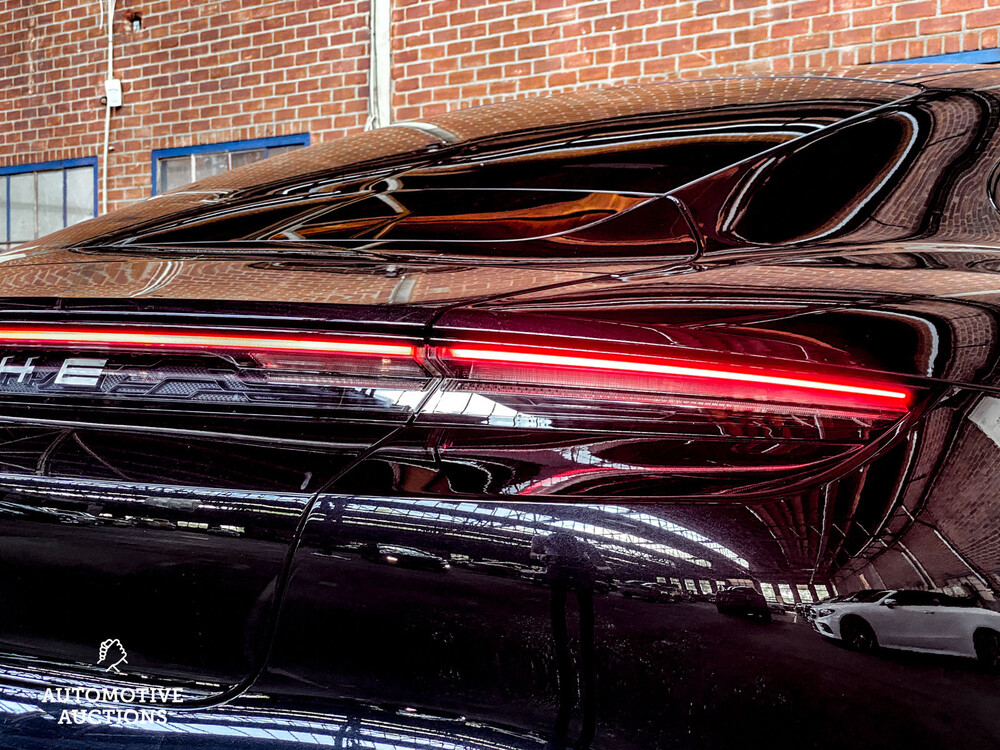 Porsche Taycan PERFORMANCE 84kWh Sport Chrono 381hp 2021 Manufacturer's Warranty -Orig. NL-, L-982-RT