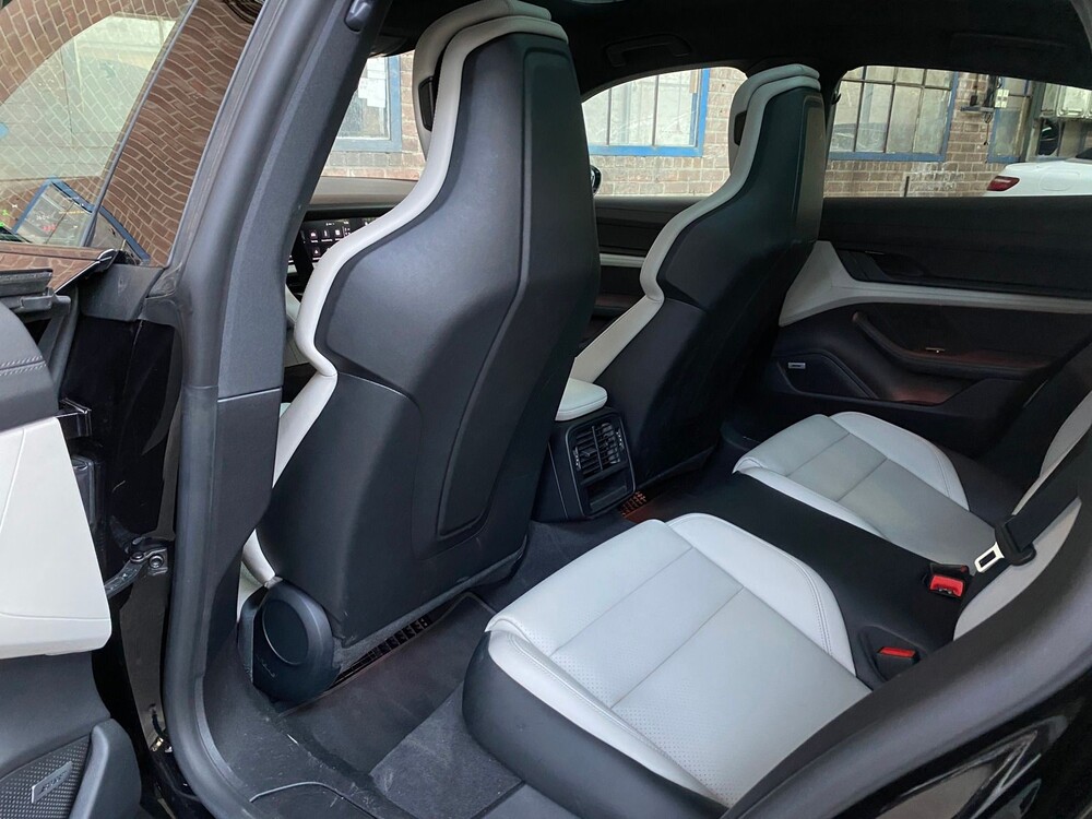 Porsche Taycan PERFORMANCE 84kWh Sport Chrono 381hp 2021 Manufacturer's Warranty -Orig. NL-, L-982-RT