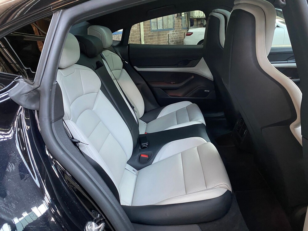 Porsche Taycan PERFORMANCE 84kWh Sport Chrono 381hp 2021 Manufacturer's Warranty -Orig. NL-, L-982-RT