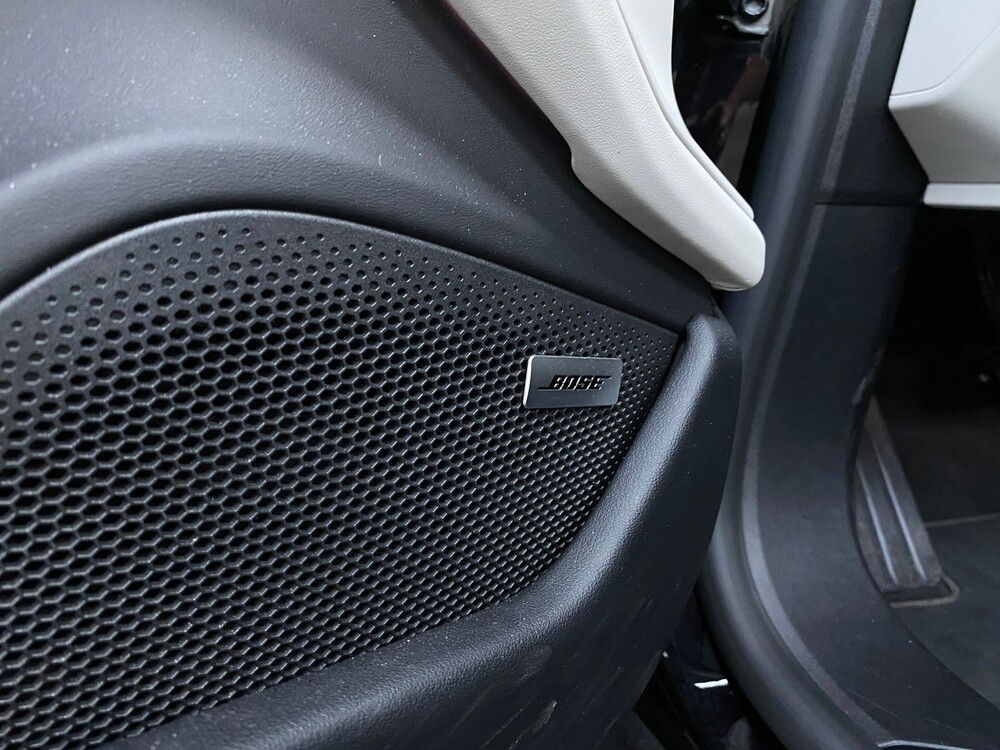 Porsche Taycan PERFORMANCE 84kWh Sport Chrono 381hp 2021 Manufacturer's Warranty -Orig. NL-, L-982-RT