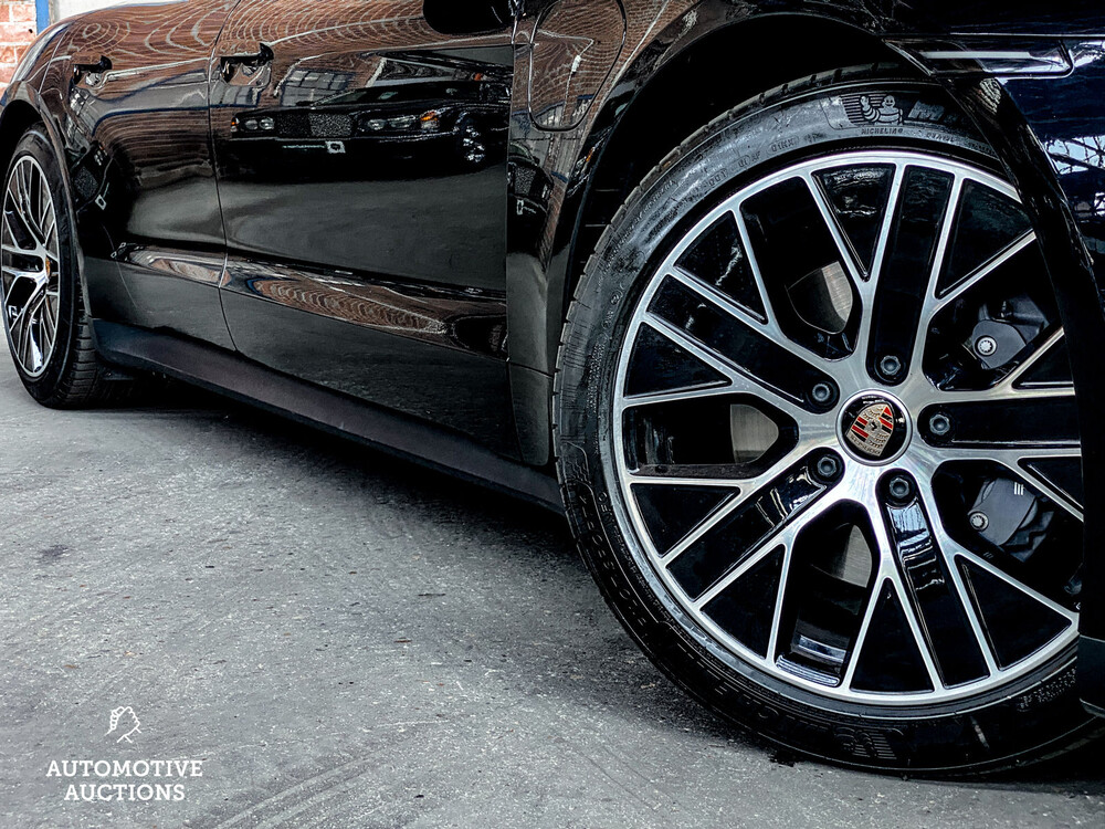 Porsche Taycan PERFORMANCE 84kWh Sport Chrono 381hp 2021 Manufacturer's Warranty -Orig. NL-, L-982-RT