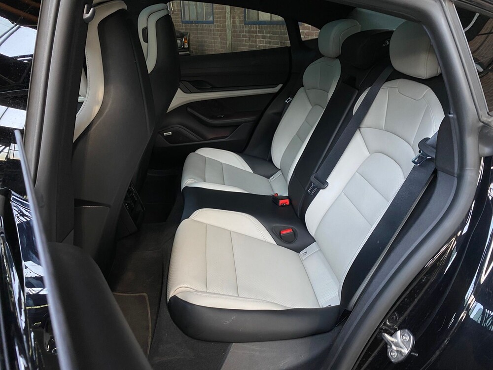 Porsche Taycan PERFORMANCE 84kWh Sport Chrono 381hp 2021 Manufacturer's Warranty -Orig. NL-, L-982-RT