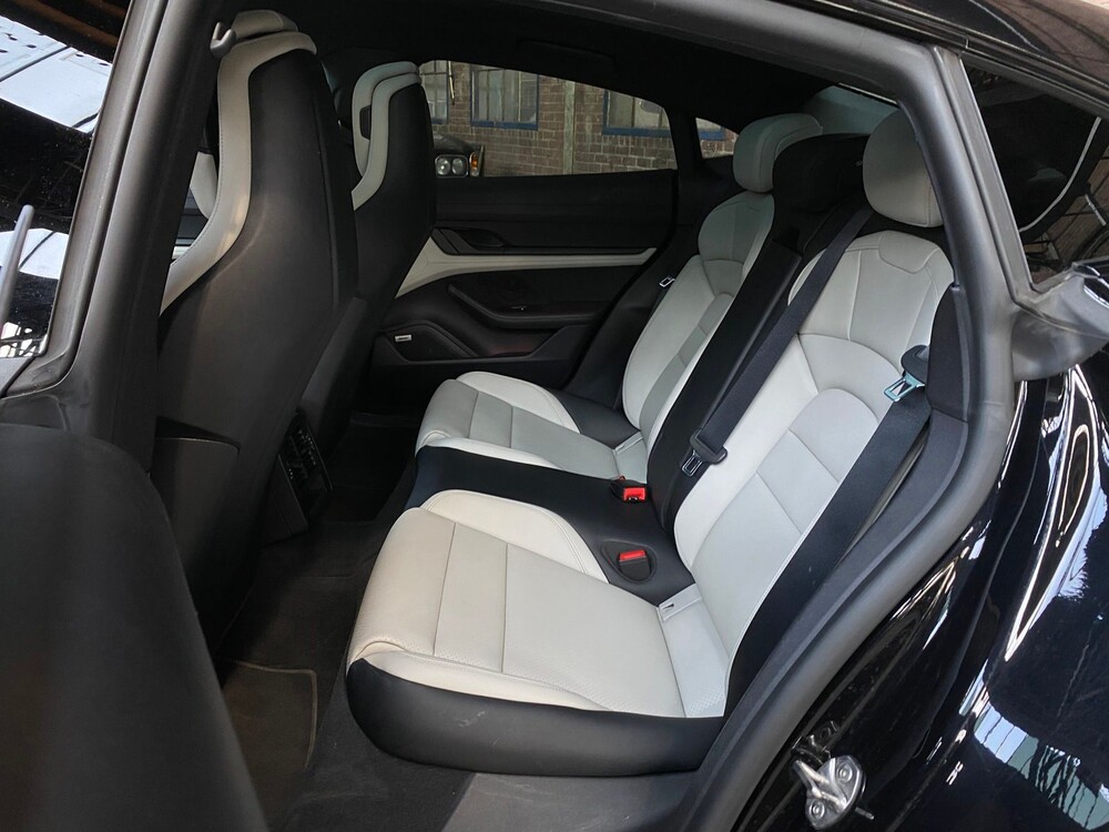 Porsche Taycan PERFORMANCE 84kWh Sport Chrono 381hp 2021 Manufacturer's Warranty -Orig. NL-, L-982-RT