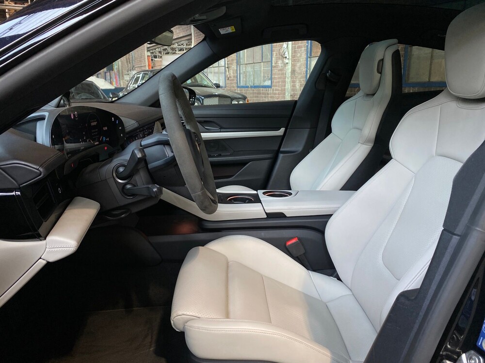 Porsche Taycan PERFORMANCE 84kWh Sport Chrono 381hp 2021 Manufacturer's Warranty -Orig. NL-, L-982-RT