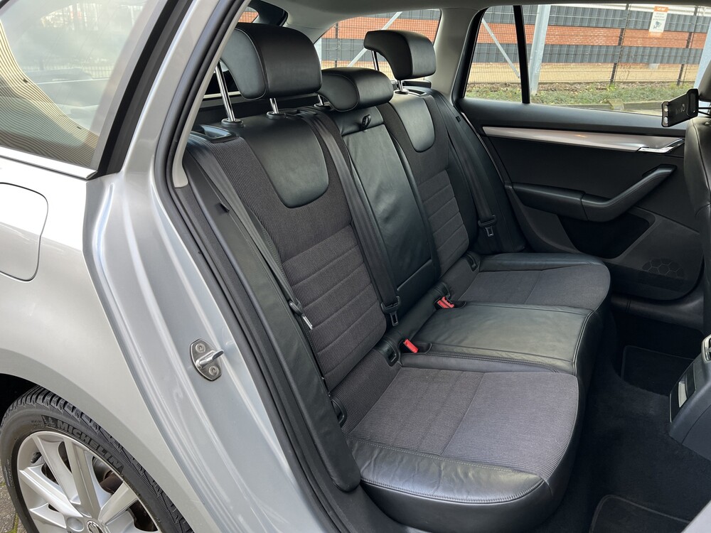 Skoda Octavia Combi 1.6 TDI Greentech Ambition Businessline 105PS 2015 -Orig. DE-, 6-ZHS-77