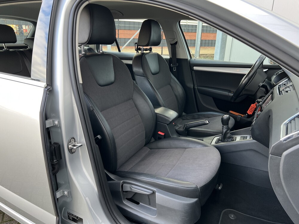 Skoda Octavia Combi 1.6 TDI Greentech Ambition Businessline 105PS 2015 -Orig. DE-, 6-ZHS-77