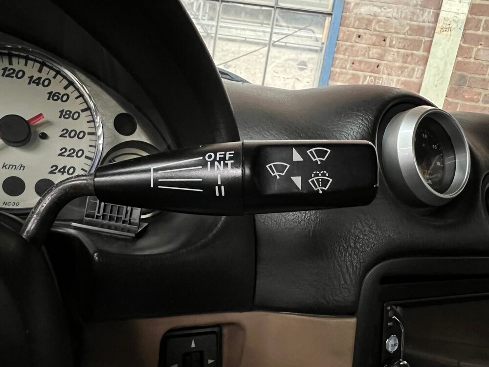 Mazda MX-5 1.6i Touring 220pk 2001, 27-XB-SP