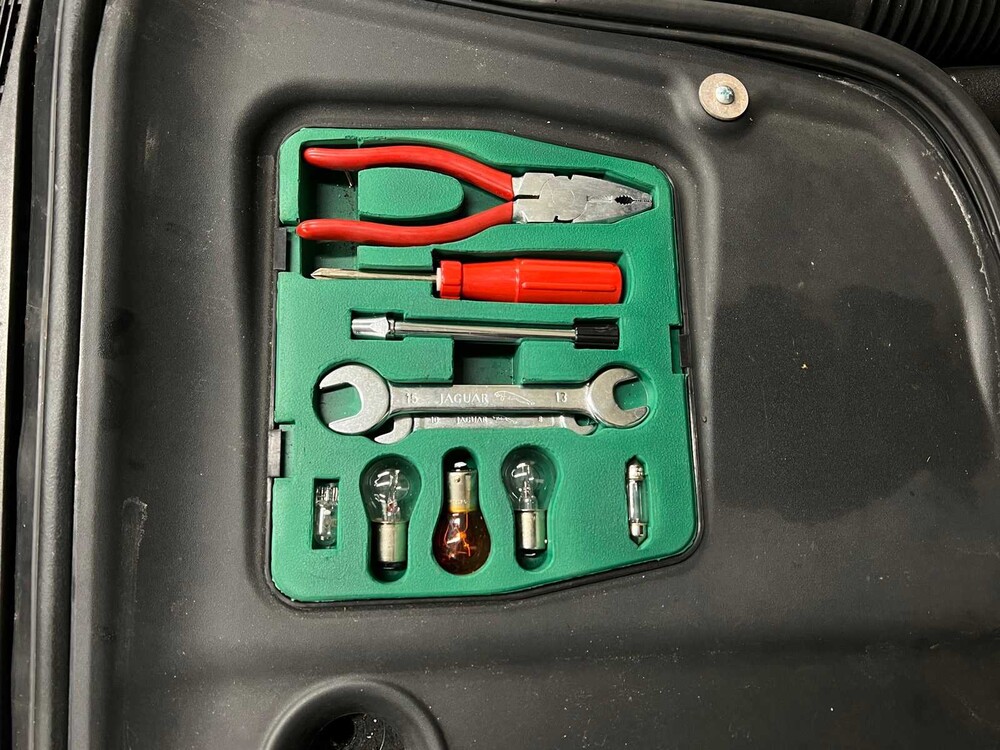 Daimler Super V8 4.0 363hp 1998, SZ-GX-55