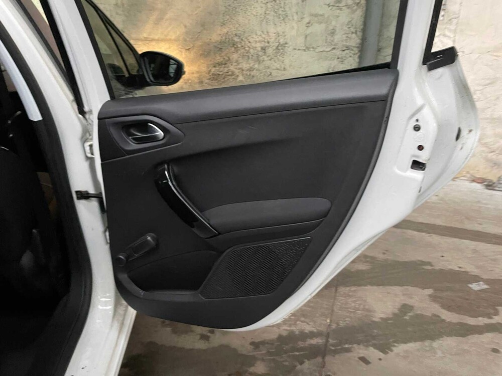 Peugeot 208 1.2 VTi Style 82PS 2014,-Orig. GB- 5-XHL-00