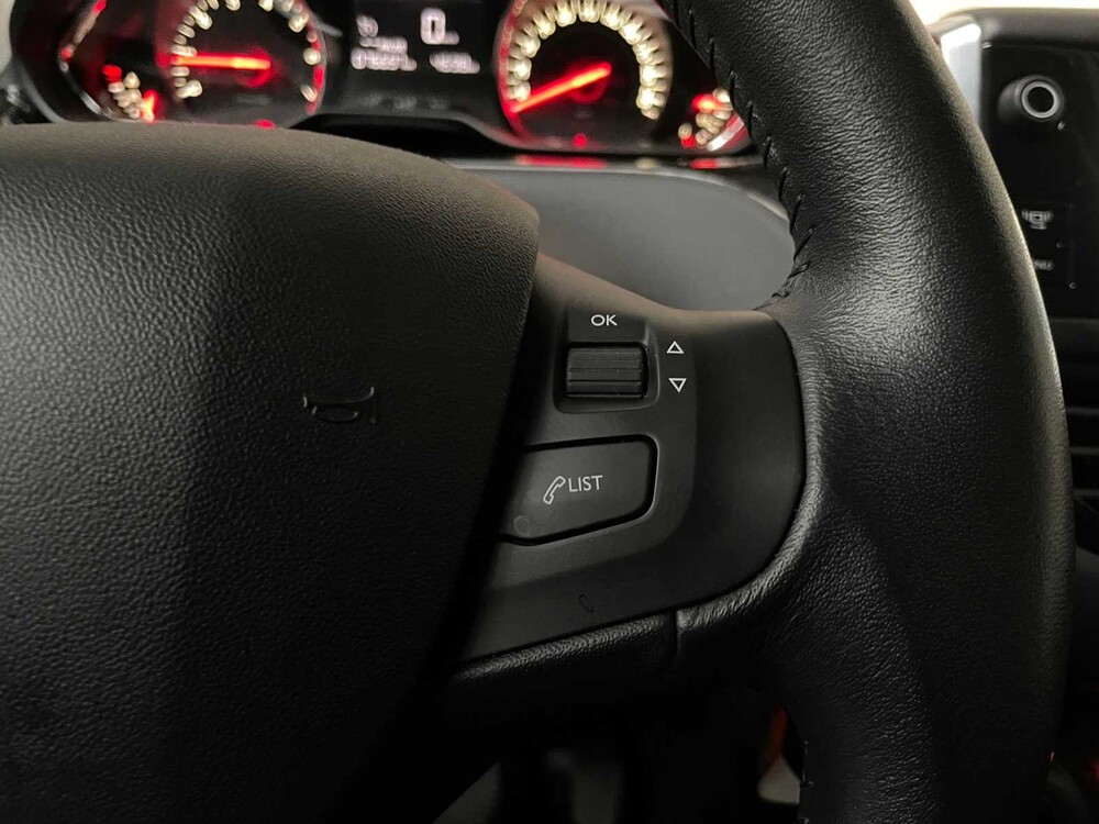 Peugeot 208 1.2 VTi Style 82PS 2014,-Orig. GB- 5-XHL-00