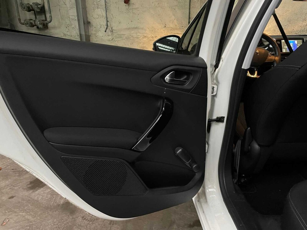 Peugeot 208 1.2 VTi Style 82PS 2014,-Orig. GB- 5-XHL-00