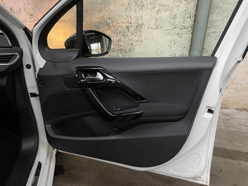 Peugeot 208 1.2 VTi Style 82PS 2014,-Orig. GB- 5-XHL-00