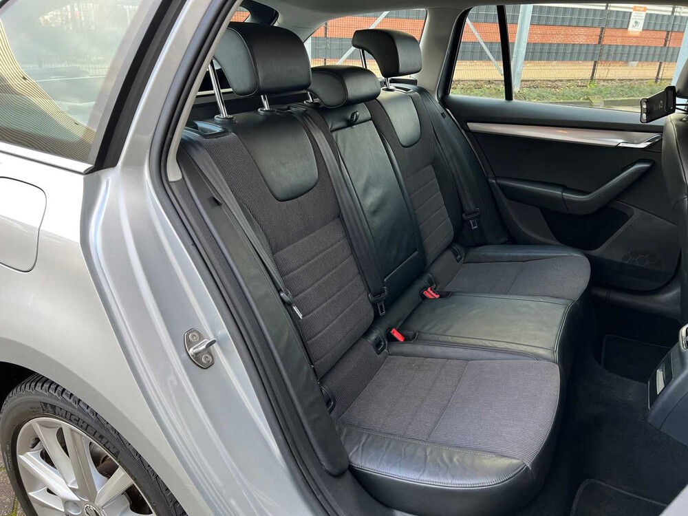 Skoda Octavia Combi 1.6 TDI Greentech Ambition Businessline 105hp 2015 -Orig. EN-, 6-ZHS-77