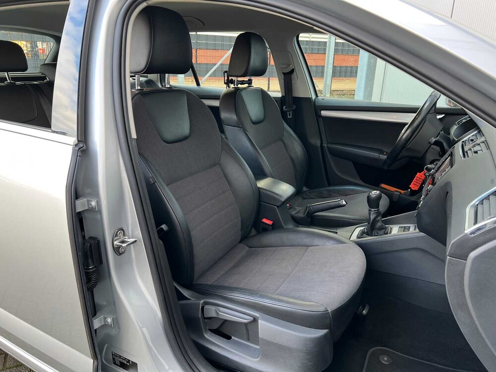 Skoda Octavia Combi 1.6 TDI Greentech Ambition Businessline 105PS 2015 -Orig. DE-, 6-ZHS-77