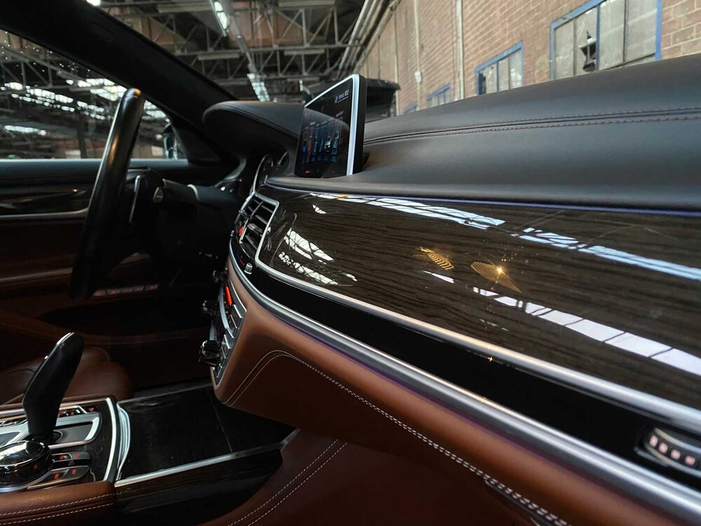 BMW 750Li M-Sport xDrive G12 449pk 2016 7-serie