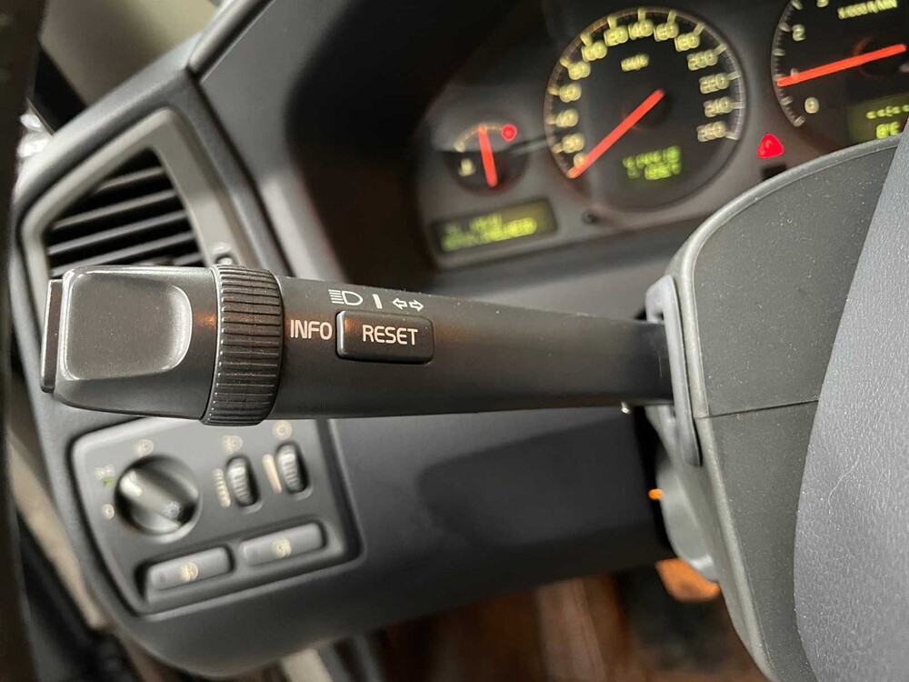 Volvo V70 2.4 Comfort Line 140PS 2002 -ORIG NL-, 86-JN-TV