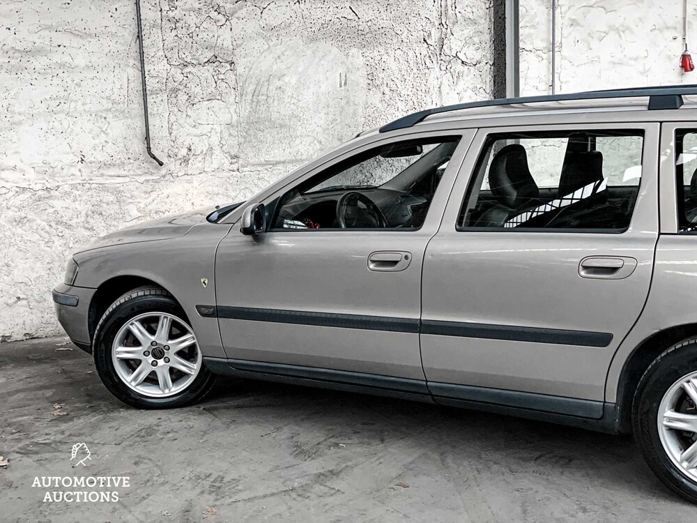 Volvo V70 2.4 Comfort Line 140PS 2002 -ORIG NL-, 86-JN-TV