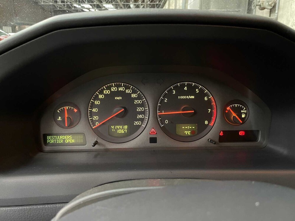 Volvo V70 2.4 Comfort Line 140PS 2002 -ORIG NL-, 86-JN-TV