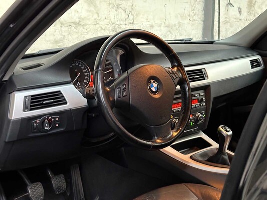 BMW 3-serie Touring 318i Luxury Line 143pk 2011, 05-XBL-8