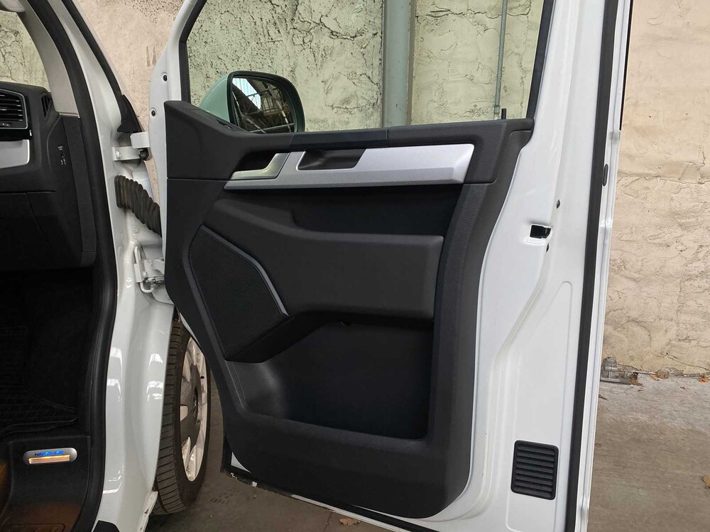 Volkswagen Caravelle Transporter Kombi 2.0 TDI L1H2 Highline 204hp 2018, H-298-LN