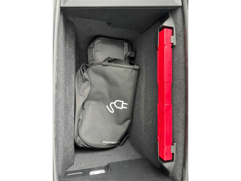 Porsche Taycan Sport Turismo 79 kWh 326PS 2022, P-060-TL