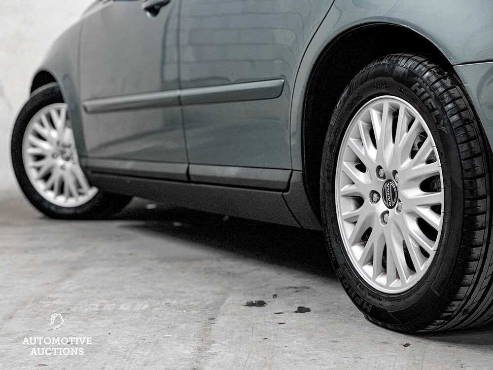 Volvo V50 2.4 Momentum 140pk 2004 ORIG-NL, 07-PG-KZ