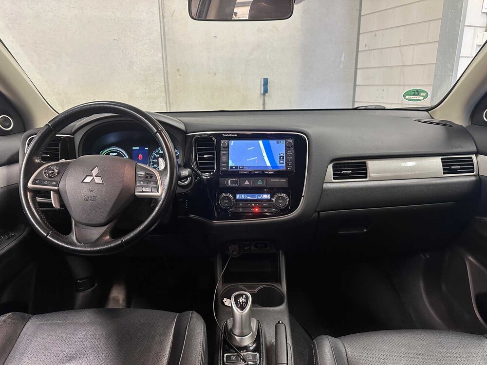  Mitsubishi Outlander 2.0 PHEV Instyle+ 121hp 2013 (Original-UK), 6-SNX-40