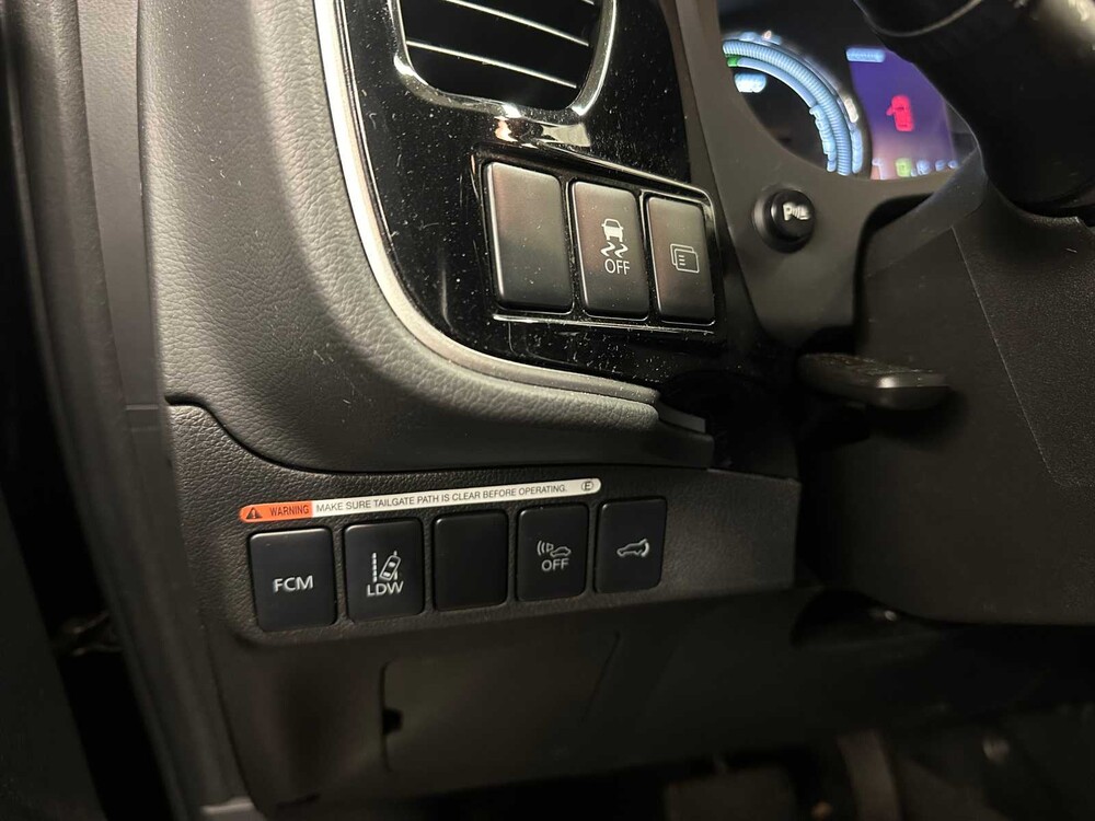  Mitsubishi Outlander 2.0 PHEV Instyle+ 121hp 2013 (Original-UK), 6-SNX-40