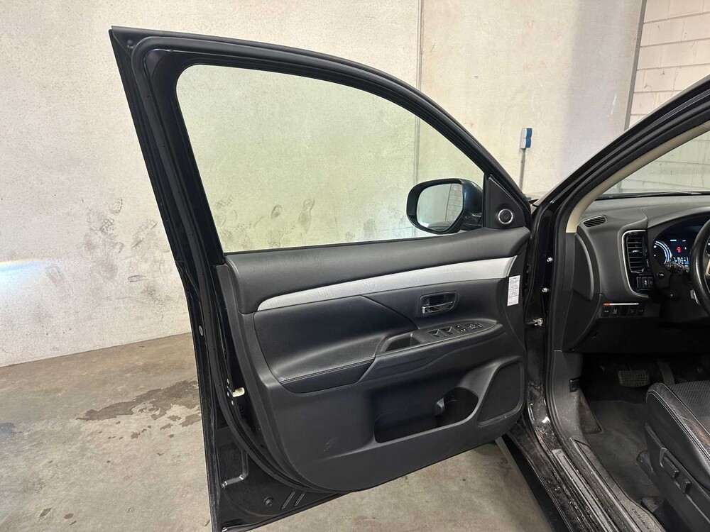  Mitsubishi Outlander 2.0 PHEV Instyle+ 121hp 2013 (Original-UK), 6-SNX-40