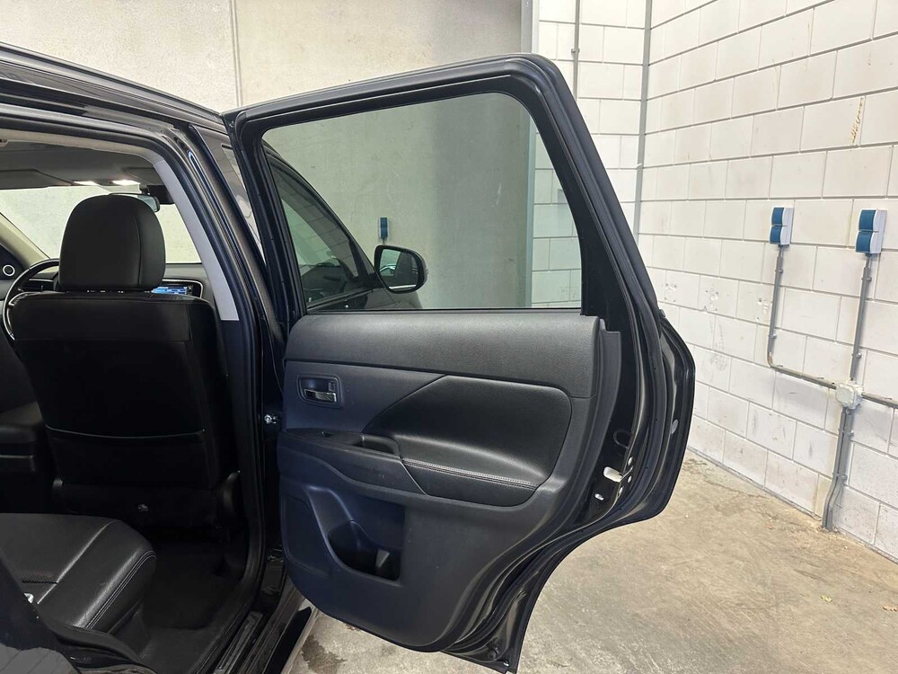  Mitsubishi Outlander 2.0 PHEV Instyle+ 121hp 2013 (Original-UK), 6-SNX-40