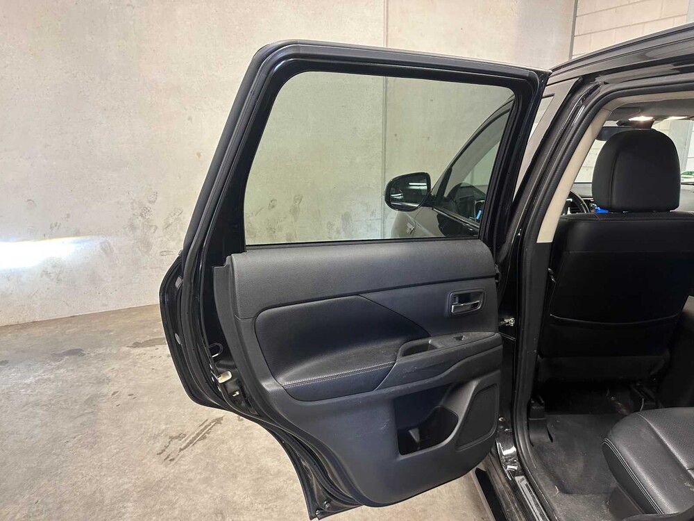  Mitsubishi Outlander 2.0 PHEV Instyle+ 121hp 2013 (Original-UK), 6-SNX-40