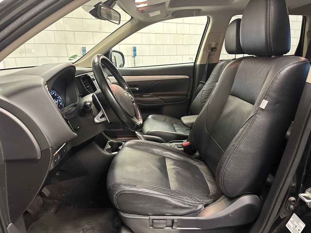  Mitsubishi Outlander 2.0 PHEV Instyle+ 121hp 2013 (Original-UK), 6-SNX-40