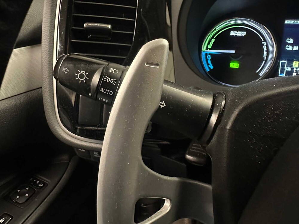  Mitsubishi Outlander 2.0 PHEV Instyle+ 121hp 2013 (Original-UK), 6-SNX-40