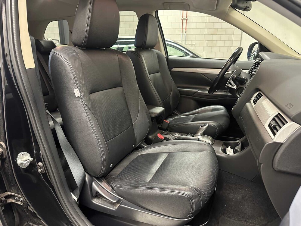  Mitsubishi Outlander 2.0 PHEV Instyle+ 121hp 2013 (Original-UK), 6-SNX-40