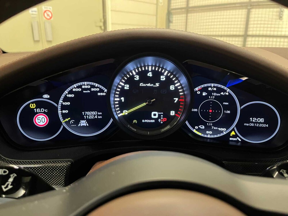 Porsche Panamera Sport Turismo Turbo S E-Hybrid 4.0 V8 680PS 2019 (CARBON, Sport Chrono, Sport Design)