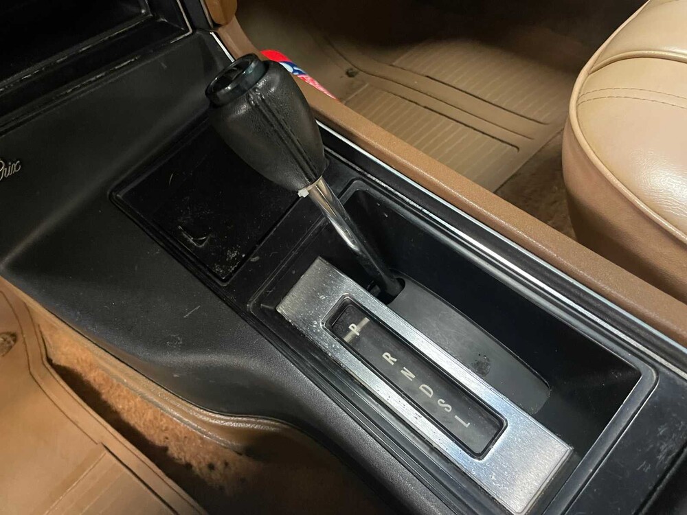 Pontiac Grand Prix 4.9 V8 Coupe 136hp 1977, 10-YE-74